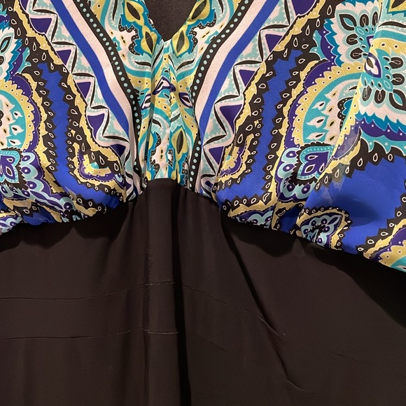 20W beautiful design V neck dress. Only worn a few times - Picture 2 of 4